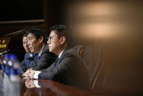 【双方首发及换人信息】巴萨首发：13-佩尼亚、3-巴尔德、23-孔德、4-阿劳霍、2-坎塞洛、8-佩德里、21-德容、22-京多安（81’ 27-亚马尔）、11-拉菲尼亚、14-菲利克斯（72’ 7-费兰-托雷斯）、9-莱万巴萨替补：26-阿斯特拉拉加、31-科亨、30-卡萨多、15-克里斯滕森、20-罗贝托、18-罗梅乌、33-库巴西、38-吉乌、39-埃克托-福特、32-费尔明瓦伦西亚首发：25-玛玛达什维利、3-莫斯克拉、4-迪亚卡比、6-吉拉蒙、12-蒂埃里-科雷亚、21-热苏斯-巴斯克斯（81’ 34-亚雷克）、18-佩佩鲁、23-弗兰-佩雷斯（72’ 19-阿马拉）、9-杜罗（81’ 22-阿尔贝托-马里）、16-迭戈-洛佩斯（81’ 20-富尔基耶）、17-亚列姆丘克（62’ 7-卡诺斯）瓦伦西亚替补：1-多梅内克、13-里韦罗、15-奥兹卡查、27-戈萨贝斯、30-H-冈萨雷斯